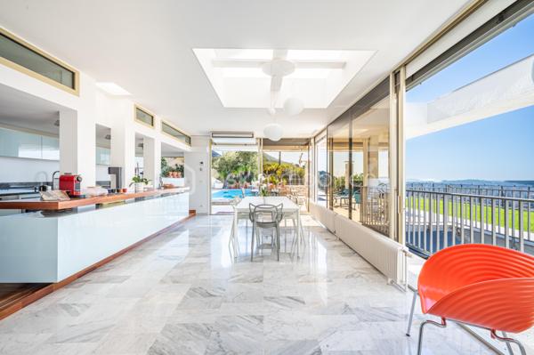 TOULON – FARON | Appartement-villa d’exception avec panorama sur la mer et la rade

Sur les hauteurs du Faron, au sein d’une copropriété de standing à l’architecture remarquable, ce bien rare occupe le dernier niveau et bénéficie d’un cadre de vie privilégié, entre mer, nature et élégance.

Véritable appartement-villa développé de plain-pied, il offre plus de 200 m² habitables sur un ensemble d’environ 1 000 m², en jouissance exclusive. Il conjugue le confort d’un appartement avec l’esprit d’une villa : volumes généreux, circulation fluide sur un seul niveau, accès privatif, extérieurs d’exception et piscine privative.

Dès l’entrée, le regard se laisse naturellement porter vers la Méditerranée. La mer, la rade de Toulon et les reliefs environnants dessinent un décor d’une rare intensité, visible depuis les espaces de réception comme depuis les extérieurs. Ici, le panorama ne se contemple pas seulement : il devient une composante essentielle de l’art de vivre offert par ce lieu unique.

Pensé autour d’un véritable art de vivre indoor-outdoor, ce bien offre une continuité rare entre intérieur et extérieur. Les espaces de réception se prolongent naturellement vers les terrasses, créant une atmosphère lumineuse, ouverte et entièrement tournée vers le panorama.

La pièce de vie, d’une superficie de plus de 75 m², constitue le cœur du bien. Ses belles proportions, sa cheminée et son ouverture direct à l’extérieur en font un espace à la fois élégant, chaleureux et convivial. La cuisine équipée s’inscrit dans le même esprit de confort et de raffinement.

L’espace nuit comprend trois chambres, dont une suite parentale avec salle de bains privative, ainsi qu’une seconde salle de bains et un bureau pouvant être aménagé en quatrième chambre. La distribution préserve l’intimité des espaces privés tout en conservant une circulation harmonieuse.

À l’extérieur, terrasses, jardin, piscine de 5 x 11 mètres, une cuisine d’été avec sanitaire, et une terrasse couverte. Ces espaces prolongent l’appartement comme une véritables pièces de vie à ciel ouvert, idéales pour recevoir, se détendre et de profiter pleinement du climat méditerranéen dans un cadre privilégié face à la mer et à l’une des plus belles rades du monde.

Un accès privatif, plusieurs emplacements de stationnement et deux caves complètent cet ensemble rare sur le marché toulonnais.

Ce bien réunit les atouts d’un appartement de standing — sécurité, dernier étage, vie de plain-pied — et le confort d’une villa, avec ses extérieurs généreux, sa piscine privative, son adresse confidentielle et l’absence de vis-à-vis.

Un bien unique sur le secteur du Faron, destiné à une clientèle recherchant un lieu de vie rare, élégant et résolument tourné vers l’art de vivre méditerranéen.

Des prestations soignées et haut de gamme complètent ce bien d’exception, avec chauffage individuel au gaz, climatisation réversible et système d’arrosage automatique, pour un confort optimal en toute saison.