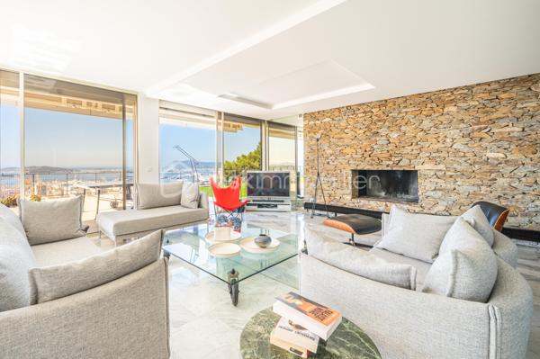 TOULON – FARON | Appartement-villa d’exception avec panorama sur la mer et la rade

Sur les hauteurs du Faron, au sein d’une copropriété de standing à l’architecture remarquable, ce bien rare occupe le dernier niveau et bénéficie d’un cadre de vie privilégié, entre mer, nature et élégance.

Véritable appartement-villa développé de plain-pied, il offre plus de 200 m² habitables sur un ensemble d’environ 1 000 m², en jouissance exclusive. Il conjugue le confort d’un appartement avec l’esprit d’une villa : volumes généreux, circulation fluide sur un seul niveau, accès privatif, extérieurs d’exception et piscine privative.

Dès l’entrée, le regard se laisse naturellement porter vers la Méditerranée. La mer, la rade de Toulon et les reliefs environnants dessinent un décor d’une rare intensité, visible depuis les espaces de réception comme depuis les extérieurs. Ici, le panorama ne se contemple pas seulement : il devient une composante essentielle de l’art de vivre offert par ce lieu unique.

Pensé autour d’un véritable art de vivre indoor-outdoor, ce bien offre une continuité rare entre intérieur et extérieur. Les espaces de réception se prolongent naturellement vers les terrasses, créant une atmosphère lumineuse, ouverte et entièrement tournée vers le panorama.

La pièce de vie, d’une superficie de plus de 75 m², constitue le cœur du bien. Ses belles proportions, sa cheminée et son ouverture direct à l’extérieur en font un espace à la fois élégant, chaleureux et convivial. La cuisine équipée s’inscrit dans le même esprit de confort et de raffinement.

L’espace nuit comprend trois chambres, dont une suite parentale avec salle de bains privative, ainsi qu’une seconde salle de bains et un bureau pouvant être aménagé en quatrième chambre. La distribution préserve l’intimité des espaces privés tout en conservant une circulation harmonieuse.

À l’extérieur, terrasses, jardin, piscine de 5 x 11 mètres, une cuisine d’été avec sanitaire, et une terrasse couverte. Ces espaces prolongent l’appartement comme une véritables pièces de vie à ciel ouvert, idéales pour recevoir, se détendre et de profiter pleinement du climat méditerranéen dans un cadre privilégié face à la mer et à l’une des plus belles rades du monde.

Un accès privatif, plusieurs emplacements de stationnement et deux caves complètent cet ensemble rare sur le marché toulonnais.

Ce bien réunit les atouts d’un appartement de standing — sécurité, dernier étage, vie de plain-pied — et le confort d’une villa, avec ses extérieurs généreux, sa piscine privative, son adresse confidentielle et l’absence de vis-à-vis.

Un bien unique sur le secteur du Faron, destiné à une clientèle recherchant un lieu de vie rare, élégant et résolument tourné vers l’art de vivre méditerranéen.

Des prestations soignées et haut de gamme complètent ce bien d’exception, avec chauffage individuel au gaz, climatisation réversible et système d’arrosage automatique, pour un confort optimal en toute saison.