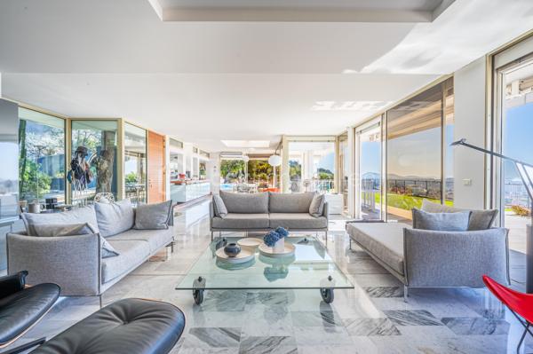 TOULON – FARON | Appartement-villa d’exception avec panorama sur la mer et la rade

Sur les hauteurs du Faron, au sein d’une copropriété de standing à l’architecture remarquable, ce bien rare occupe le dernier niveau et bénéficie d’un cadre de vie privilégié, entre mer, nature et élégance.

Véritable appartement-villa développé de plain-pied, il offre plus de 200 m² habitables sur un ensemble d’environ 1 000 m², en jouissance exclusive. Il conjugue le confort d’un appartement avec l’esprit d’une villa : volumes généreux, circulation fluide sur un seul niveau, accès privatif, extérieurs d’exception et piscine privative.

Dès l’entrée, le regard se laisse naturellement porter vers la Méditerranée. La mer, la rade de Toulon et les reliefs environnants dessinent un décor d’une rare intensité, visible depuis les espaces de réception comme depuis les extérieurs. Ici, le panorama ne se contemple pas seulement : il devient une composante essentielle de l’art de vivre offert par ce lieu unique.

Pensé autour d’un véritable art de vivre indoor-outdoor, ce bien offre une continuité rare entre intérieur et extérieur. Les espaces de réception se prolongent naturellement vers les terrasses, créant une atmosphère lumineuse, ouverte et entièrement tournée vers le panorama.

La pièce de vie, d’une superficie de plus de 75 m², constitue le cœur du bien. Ses belles proportions, sa cheminée et son ouverture direct à l’extérieur en font un espace à la fois élégant, chaleureux et convivial. La cuisine équipée s’inscrit dans le même esprit de confort et de raffinement.

L’espace nuit comprend trois chambres, dont une suite parentale avec salle de bains privative, ainsi qu’une seconde salle de bains et un bureau pouvant être aménagé en quatrième chambre. La distribution préserve l’intimité des espaces privés tout en conservant une circulation harmonieuse.

À l’extérieur, terrasses, jardin, piscine de 5 x 11 mètres, une cuisine d’été avec sanitaire, et une terrasse couverte. Ces espaces prolongent l’appartement comme une véritables pièces de vie à ciel ouvert, idéales pour recevoir, se détendre et de profiter pleinement du climat méditerranéen dans un cadre privilégié face à la mer et à l’une des plus belles rades du monde.

Un accès privatif, plusieurs emplacements de stationnement et deux caves complètent cet ensemble rare sur le marché toulonnais.

Ce bien réunit les atouts d’un appartement de standing — sécurité, dernier étage, vie de plain-pied — et le confort d’une villa, avec ses extérieurs généreux, sa piscine privative, son adresse confidentielle et l’absence de vis-à-vis.

Un bien unique sur le secteur du Faron, destiné à une clientèle recherchant un lieu de vie rare, élégant et résolument tourné vers l’art de vivre méditerranéen.

Des prestations soignées et haut de gamme complètent ce bien d’exception, avec chauffage individuel au gaz, climatisation réversible et système d’arrosage automatique, pour un confort optimal en toute saison.