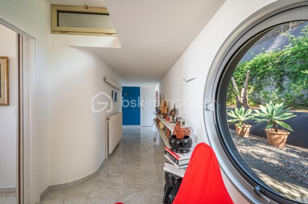 TOULON – FARON | Appartement-villa d’exception avec panorama sur la mer et la rade

Sur les hauteurs du Faron, au sein d’une copropriété de standing à l’architecture remarquable, ce bien rare occupe le dernier niveau et bénéficie d’un cadre de vie privilégié, entre mer, nature et élégance.

Véritable appartement-villa développé de plain-pied, il offre plus de 200 m² habitables sur un ensemble d’environ 1 000 m², en jouissance exclusive. Il conjugue le confort d’un appartement avec l’esprit d’une villa : volumes généreux, circulation fluide sur un seul niveau, accès privatif, extérieurs d’exception et piscine privative.

Dès l’entrée, le regard se laisse naturellement porter vers la Méditerranée. La mer, la rade de Toulon et les reliefs environnants dessinent un décor d’une rare intensité, visible depuis les espaces de réception comme depuis les extérieurs. Ici, le panorama ne se contemple pas seulement : il devient une composante essentielle de l’art de vivre offert par ce lieu unique.

Pensé autour d’un véritable art de vivre indoor-outdoor, ce bien offre une continuité rare entre intérieur et extérieur. Les espaces de réception se prolongent naturellement vers les terrasses, créant une atmosphère lumineuse, ouverte et entièrement tournée vers le panorama.

La pièce de vie, d’une superficie de plus de 75 m², constitue le cœur du bien. Ses belles proportions, sa cheminée et son ouverture direct à l’extérieur en font un espace à la fois élégant, chaleureux et convivial. La cuisine équipée s’inscrit dans le même esprit de confort et de raffinement.

L’espace nuit comprend trois chambres, dont une suite parentale avec salle de bains privative, ainsi qu’une seconde salle de bains et un bureau pouvant être aménagé en quatrième chambre. La distribution préserve l’intimité des espaces privés tout en conservant une circulation harmonieuse.

À l’extérieur, terrasses, jardin, piscine de 5 x 11 mètres, une cuisine d’été avec sanitaire, et une terrasse couverte. Ces espaces prolongent l’appartement comme une véritables pièces de vie à ciel ouvert, idéales pour recevoir, se détendre et de profiter pleinement du climat méditerranéen dans un cadre privilégié face à la mer et à l’une des plus belles rades du monde.

Un accès privatif, plusieurs emplacements de stationnement et deux caves complètent cet ensemble rare sur le marché toulonnais.

Ce bien réunit les atouts d’un appartement de standing — sécurité, dernier étage, vie de plain-pied — et le confort d’une villa, avec ses extérieurs généreux, sa piscine privative, son adresse confidentielle et l’absence de vis-à-vis.

Un bien unique sur le secteur du Faron, destiné à une clientèle recherchant un lieu de vie rare, élégant et résolument tourné vers l’art de vivre méditerranéen.

Des prestations soignées et haut de gamme complètent ce bien d’exception, avec chauffage individuel au gaz, climatisation réversible et système d’arrosage automatique, pour un confort optimal en toute saison.