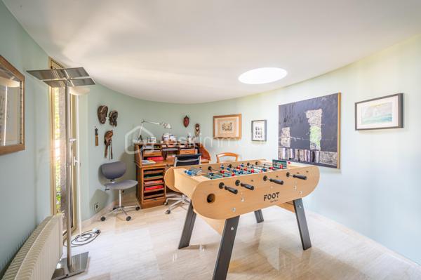 TOULON – FARON | Appartement-villa d’exception avec panorama sur la mer et la rade

Sur les hauteurs du Faron, au sein d’une copropriété de standing à l’architecture remarquable, ce bien rare occupe le dernier niveau et bénéficie d’un cadre de vie privilégié, entre mer, nature et élégance.

Véritable appartement-villa développé de plain-pied, il offre plus de 200 m² habitables sur un ensemble d’environ 1 000 m², en jouissance exclusive. Il conjugue le confort d’un appartement avec l’esprit d’une villa : volumes généreux, circulation fluide sur un seul niveau, accès privatif, extérieurs d’exception et piscine privative.

Dès l’entrée, le regard se laisse naturellement porter vers la Méditerranée. La mer, la rade de Toulon et les reliefs environnants dessinent un décor d’une rare intensité, visible depuis les espaces de réception comme depuis les extérieurs. Ici, le panorama ne se contemple pas seulement : il devient une composante essentielle de l’art de vivre offert par ce lieu unique.

Pensé autour d’un véritable art de vivre indoor-outdoor, ce bien offre une continuité rare entre intérieur et extérieur. Les espaces de réception se prolongent naturellement vers les terrasses, créant une atmosphère lumineuse, ouverte et entièrement tournée vers le panorama.

La pièce de vie, d’une superficie de plus de 75 m², constitue le cœur du bien. Ses belles proportions, sa cheminée et son ouverture direct à l’extérieur en font un espace à la fois élégant, chaleureux et convivial. La cuisine équipée s’inscrit dans le même esprit de confort et de raffinement.

L’espace nuit comprend trois chambres, dont une suite parentale avec salle de bains privative, ainsi qu’une seconde salle de bains et un bureau pouvant être aménagé en quatrième chambre. La distribution préserve l’intimité des espaces privés tout en conservant une circulation harmonieuse.

À l’extérieur, terrasses, jardin, piscine de 5 x 11 mètres, une cuisine d’été avec sanitaire, et une terrasse couverte. Ces espaces prolongent l’appartement comme une véritables pièces de vie à ciel ouvert, idéales pour recevoir, se détendre et de profiter pleinement du climat méditerranéen dans un cadre privilégié face à la mer et à l’une des plus belles rades du monde.

Un accès privatif, plusieurs emplacements de stationnement et deux caves complètent cet ensemble rare sur le marché toulonnais.

Ce bien réunit les atouts d’un appartement de standing — sécurité, dernier étage, vie de plain-pied — et le confort d’une villa, avec ses extérieurs généreux, sa piscine privative, son adresse confidentielle et l’absence de vis-à-vis.

Un bien unique sur le secteur du Faron, destiné à une clientèle recherchant un lieu de vie rare, élégant et résolument tourné vers l’art de vivre méditerranéen.

Des prestations soignées et haut de gamme complètent ce bien d’exception, avec chauffage individuel au gaz, climatisation réversible et système d’arrosage automatique, pour un confort optimal en toute saison.