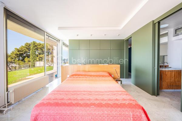 TOULON – FARON | Appartement-villa d’exception avec panorama sur la mer et la rade

Sur les hauteurs du Faron, au sein d’une copropriété de standing à l’architecture remarquable, ce bien rare occupe le dernier niveau et bénéficie d’un cadre de vie privilégié, entre mer, nature et élégance.

Véritable appartement-villa développé de plain-pied, il offre plus de 200 m² habitables sur un ensemble d’environ 1 000 m², en jouissance exclusive. Il conjugue le confort d’un appartement avec l’esprit d’une villa : volumes généreux, circulation fluide sur un seul niveau, accès privatif, extérieurs d’exception et piscine privative.

Dès l’entrée, le regard se laisse naturellement porter vers la Méditerranée. La mer, la rade de Toulon et les reliefs environnants dessinent un décor d’une rare intensité, visible depuis les espaces de réception comme depuis les extérieurs. Ici, le panorama ne se contemple pas seulement : il devient une composante essentielle de l’art de vivre offert par ce lieu unique.

Pensé autour d’un véritable art de vivre indoor-outdoor, ce bien offre une continuité rare entre intérieur et extérieur. Les espaces de réception se prolongent naturellement vers les terrasses, créant une atmosphère lumineuse, ouverte et entièrement tournée vers le panorama.

La pièce de vie, d’une superficie de plus de 75 m², constitue le cœur du bien. Ses belles proportions, sa cheminée et son ouverture direct à l’extérieur en font un espace à la fois élégant, chaleureux et convivial. La cuisine équipée s’inscrit dans le même esprit de confort et de raffinement.

L’espace nuit comprend trois chambres, dont une suite parentale avec salle de bains privative, ainsi qu’une seconde salle de bains et un bureau pouvant être aménagé en quatrième chambre. La distribution préserve l’intimité des espaces privés tout en conservant une circulation harmonieuse.

À l’extérieur, terrasses, jardin, piscine de 5 x 11 mètres, une cuisine d’été avec sanitaire, et une terrasse couverte. Ces espaces prolongent l’appartement comme une véritables pièces de vie à ciel ouvert, idéales pour recevoir, se détendre et de profiter pleinement du climat méditerranéen dans un cadre privilégié face à la mer et à l’une des plus belles rades du monde.

Un accès privatif, plusieurs emplacements de stationnement et deux caves complètent cet ensemble rare sur le marché toulonnais.

Ce bien réunit les atouts d’un appartement de standing — sécurité, dernier étage, vie de plain-pied — et le confort d’une villa, avec ses extérieurs généreux, sa piscine privative, son adresse confidentielle et l’absence de vis-à-vis.

Un bien unique sur le secteur du Faron, destiné à une clientèle recherchant un lieu de vie rare, élégant et résolument tourné vers l’art de vivre méditerranéen.

Des prestations soignées et haut de gamme complètent ce bien d’exception, avec chauffage individuel au gaz, climatisation réversible et système d’arrosage automatique, pour un confort optimal en toute saison.