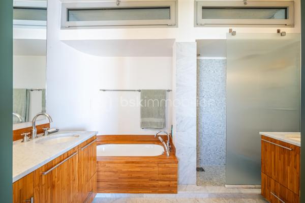 TOULON – FARON | Appartement-villa d’exception avec panorama sur la mer et la rade

Sur les hauteurs du Faron, au sein d’une copropriété de standing à l’architecture remarquable, ce bien rare occupe le dernier niveau et bénéficie d’un cadre de vie privilégié, entre mer, nature et élégance.

Véritable appartement-villa développé de plain-pied, il offre plus de 200 m² habitables sur un ensemble d’environ 1 000 m², en jouissance exclusive. Il conjugue le confort d’un appartement avec l’esprit d’une villa : volumes généreux, circulation fluide sur un seul niveau, accès privatif, extérieurs d’exception et piscine privative.

Dès l’entrée, le regard se laisse naturellement porter vers la Méditerranée. La mer, la rade de Toulon et les reliefs environnants dessinent un décor d’une rare intensité, visible depuis les espaces de réception comme depuis les extérieurs. Ici, le panorama ne se contemple pas seulement : il devient une composante essentielle de l’art de vivre offert par ce lieu unique.

Pensé autour d’un véritable art de vivre indoor-outdoor, ce bien offre une continuité rare entre intérieur et extérieur. Les espaces de réception se prolongent naturellement vers les terrasses, créant une atmosphère lumineuse, ouverte et entièrement tournée vers le panorama.

La pièce de vie, d’une superficie de plus de 75 m², constitue le cœur du bien. Ses belles proportions, sa cheminée et son ouverture direct à l’extérieur en font un espace à la fois élégant, chaleureux et convivial. La cuisine équipée s’inscrit dans le même esprit de confort et de raffinement.

L’espace nuit comprend trois chambres, dont une suite parentale avec salle de bains privative, ainsi qu’une seconde salle de bains et un bureau pouvant être aménagé en quatrième chambre. La distribution préserve l’intimité des espaces privés tout en conservant une circulation harmonieuse.

À l’extérieur, terrasses, jardin, piscine de 5 x 11 mètres, une cuisine d’été avec sanitaire, et une terrasse couverte. Ces espaces prolongent l’appartement comme une véritables pièces de vie à ciel ouvert, idéales pour recevoir, se détendre et de profiter pleinement du climat méditerranéen dans un cadre privilégié face à la mer et à l’une des plus belles rades du monde.

Un accès privatif, plusieurs emplacements de stationnement et deux caves complètent cet ensemble rare sur le marché toulonnais.

Ce bien réunit les atouts d’un appartement de standing — sécurité, dernier étage, vie de plain-pied — et le confort d’une villa, avec ses extérieurs généreux, sa piscine privative, son adresse confidentielle et l’absence de vis-à-vis.

Un bien unique sur le secteur du Faron, destiné à une clientèle recherchant un lieu de vie rare, élégant et résolument tourné vers l’art de vivre méditerranéen.

Des prestations soignées et haut de gamme complètent ce bien d’exception, avec chauffage individuel au gaz, climatisation réversible et système d’arrosage automatique, pour un confort optimal en toute saison.