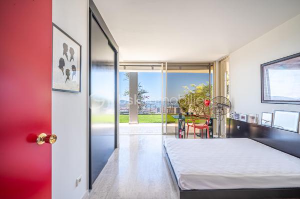 TOULON – FARON | Appartement-villa d’exception avec panorama sur la mer et la rade

Sur les hauteurs du Faron, au sein d’une copropriété de standing à l’architecture remarquable, ce bien rare occupe le dernier niveau et bénéficie d’un cadre de vie privilégié, entre mer, nature et élégance.

Véritable appartement-villa développé de plain-pied, il offre plus de 200 m² habitables sur un ensemble d’environ 1 000 m², en jouissance exclusive. Il conjugue le confort d’un appartement avec l’esprit d’une villa : volumes généreux, circulation fluide sur un seul niveau, accès privatif, extérieurs d’exception et piscine privative.

Dès l’entrée, le regard se laisse naturellement porter vers la Méditerranée. La mer, la rade de Toulon et les reliefs environnants dessinent un décor d’une rare intensité, visible depuis les espaces de réception comme depuis les extérieurs. Ici, le panorama ne se contemple pas seulement : il devient une composante essentielle de l’art de vivre offert par ce lieu unique.

Pensé autour d’un véritable art de vivre indoor-outdoor, ce bien offre une continuité rare entre intérieur et extérieur. Les espaces de réception se prolongent naturellement vers les terrasses, créant une atmosphère lumineuse, ouverte et entièrement tournée vers le panorama.

La pièce de vie, d’une superficie de plus de 75 m², constitue le cœur du bien. Ses belles proportions, sa cheminée et son ouverture direct à l’extérieur en font un espace à la fois élégant, chaleureux et convivial. La cuisine équipée s’inscrit dans le même esprit de confort et de raffinement.

L’espace nuit comprend trois chambres, dont une suite parentale avec salle de bains privative, ainsi qu’une seconde salle de bains et un bureau pouvant être aménagé en quatrième chambre. La distribution préserve l’intimité des espaces privés tout en conservant une circulation harmonieuse.

À l’extérieur, terrasses, jardin, piscine de 5 x 11 mètres, une cuisine d’été avec sanitaire, et une terrasse couverte. Ces espaces prolongent l’appartement comme une véritables pièces de vie à ciel ouvert, idéales pour recevoir, se détendre et de profiter pleinement du climat méditerranéen dans un cadre privilégié face à la mer et à l’une des plus belles rades du monde.

Un accès privatif, plusieurs emplacements de stationnement et deux caves complètent cet ensemble rare sur le marché toulonnais.

Ce bien réunit les atouts d’un appartement de standing — sécurité, dernier étage, vie de plain-pied — et le confort d’une villa, avec ses extérieurs généreux, sa piscine privative, son adresse confidentielle et l’absence de vis-à-vis.

Un bien unique sur le secteur du Faron, destiné à une clientèle recherchant un lieu de vie rare, élégant et résolument tourné vers l’art de vivre méditerranéen.

Des prestations soignées et haut de gamme complètent ce bien d’exception, avec chauffage individuel au gaz, climatisation réversible et système d’arrosage automatique, pour un confort optimal en toute saison.