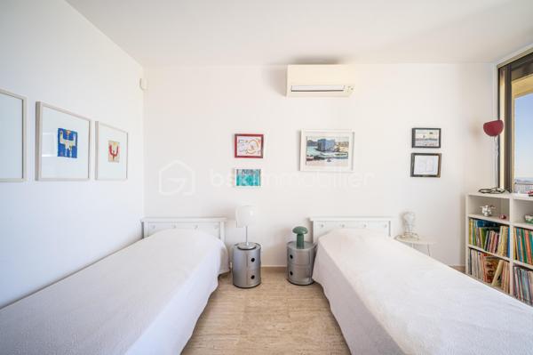 TOULON – FARON | Appartement-villa d’exception avec panorama sur la mer et la rade

Sur les hauteurs du Faron, au sein d’une copropriété de standing à l’architecture remarquable, ce bien rare occupe le dernier niveau et bénéficie d’un cadre de vie privilégié, entre mer, nature et élégance.

Véritable appartement-villa développé de plain-pied, il offre plus de 200 m² habitables sur un ensemble d’environ 1 000 m², en jouissance exclusive. Il conjugue le confort d’un appartement avec l’esprit d’une villa : volumes généreux, circulation fluide sur un seul niveau, accès privatif, extérieurs d’exception et piscine privative.

Dès l’entrée, le regard se laisse naturellement porter vers la Méditerranée. La mer, la rade de Toulon et les reliefs environnants dessinent un décor d’une rare intensité, visible depuis les espaces de réception comme depuis les extérieurs. Ici, le panorama ne se contemple pas seulement : il devient une composante essentielle de l’art de vivre offert par ce lieu unique.

Pensé autour d’un véritable art de vivre indoor-outdoor, ce bien offre une continuité rare entre intérieur et extérieur. Les espaces de réception se prolongent naturellement vers les terrasses, créant une atmosphère lumineuse, ouverte et entièrement tournée vers le panorama.

La pièce de vie, d’une superficie de plus de 75 m², constitue le cœur du bien. Ses belles proportions, sa cheminée et son ouverture direct à l’extérieur en font un espace à la fois élégant, chaleureux et convivial. La cuisine équipée s’inscrit dans le même esprit de confort et de raffinement.

L’espace nuit comprend trois chambres, dont une suite parentale avec salle de bains privative, ainsi qu’une seconde salle de bains et un bureau pouvant être aménagé en quatrième chambre. La distribution préserve l’intimité des espaces privés tout en conservant une circulation harmonieuse.

À l’extérieur, terrasses, jardin, piscine de 5 x 11 mètres, une cuisine d’été avec sanitaire, et une terrasse couverte. Ces espaces prolongent l’appartement comme une véritables pièces de vie à ciel ouvert, idéales pour recevoir, se détendre et de profiter pleinement du climat méditerranéen dans un cadre privilégié face à la mer et à l’une des plus belles rades du monde.

Un accès privatif, plusieurs emplacements de stationnement et deux caves complètent cet ensemble rare sur le marché toulonnais.

Ce bien réunit les atouts d’un appartement de standing — sécurité, dernier étage, vie de plain-pied — et le confort d’une villa, avec ses extérieurs généreux, sa piscine privative, son adresse confidentielle et l’absence de vis-à-vis.

Un bien unique sur le secteur du Faron, destiné à une clientèle recherchant un lieu de vie rare, élégant et résolument tourné vers l’art de vivre méditerranéen.

Des prestations soignées et haut de gamme complètent ce bien d’exception, avec chauffage individuel au gaz, climatisation réversible et système d’arrosage automatique, pour un confort optimal en toute saison.