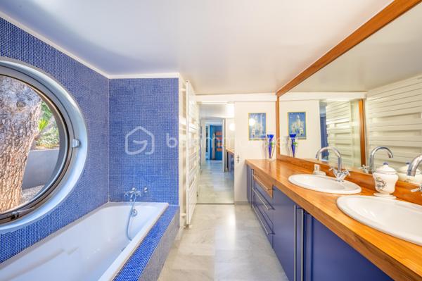 TOULON – FARON | Appartement-villa d’exception avec panorama sur la mer et la rade

Sur les hauteurs du Faron, au sein d’une copropriété de standing à l’architecture remarquable, ce bien rare occupe le dernier niveau et bénéficie d’un cadre de vie privilégié, entre mer, nature et élégance.

Véritable appartement-villa développé de plain-pied, il offre plus de 200 m² habitables sur un ensemble d’environ 1 000 m², en jouissance exclusive. Il conjugue le confort d’un appartement avec l’esprit d’une villa : volumes généreux, circulation fluide sur un seul niveau, accès privatif, extérieurs d’exception et piscine privative.

Dès l’entrée, le regard se laisse naturellement porter vers la Méditerranée. La mer, la rade de Toulon et les reliefs environnants dessinent un décor d’une rare intensité, visible depuis les espaces de réception comme depuis les extérieurs. Ici, le panorama ne se contemple pas seulement : il devient une composante essentielle de l’art de vivre offert par ce lieu unique.

Pensé autour d’un véritable art de vivre indoor-outdoor, ce bien offre une continuité rare entre intérieur et extérieur. Les espaces de réception se prolongent naturellement vers les terrasses, créant une atmosphère lumineuse, ouverte et entièrement tournée vers le panorama.

La pièce de vie, d’une superficie de plus de 75 m², constitue le cœur du bien. Ses belles proportions, sa cheminée et son ouverture direct à l’extérieur en font un espace à la fois élégant, chaleureux et convivial. La cuisine équipée s’inscrit dans le même esprit de confort et de raffinement.

L’espace nuit comprend trois chambres, dont une suite parentale avec salle de bains privative, ainsi qu’une seconde salle de bains et un bureau pouvant être aménagé en quatrième chambre. La distribution préserve l’intimité des espaces privés tout en conservant une circulation harmonieuse.

À l’extérieur, terrasses, jardin, piscine de 5 x 11 mètres, une cuisine d’été avec sanitaire, et une terrasse couverte. Ces espaces prolongent l’appartement comme une véritables pièces de vie à ciel ouvert, idéales pour recevoir, se détendre et de profiter pleinement du climat méditerranéen dans un cadre privilégié face à la mer et à l’une des plus belles rades du monde.

Un accès privatif, plusieurs emplacements de stationnement et deux caves complètent cet ensemble rare sur le marché toulonnais.

Ce bien réunit les atouts d’un appartement de standing — sécurité, dernier étage, vie de plain-pied — et le confort d’une villa, avec ses extérieurs généreux, sa piscine privative, son adresse confidentielle et l’absence de vis-à-vis.

Un bien unique sur le secteur du Faron, destiné à une clientèle recherchant un lieu de vie rare, élégant et résolument tourné vers l’art de vivre méditerranéen.

Des prestations soignées et haut de gamme complètent ce bien d’exception, avec chauffage individuel au gaz, climatisation réversible et système d’arrosage automatique, pour un confort optimal en toute saison.