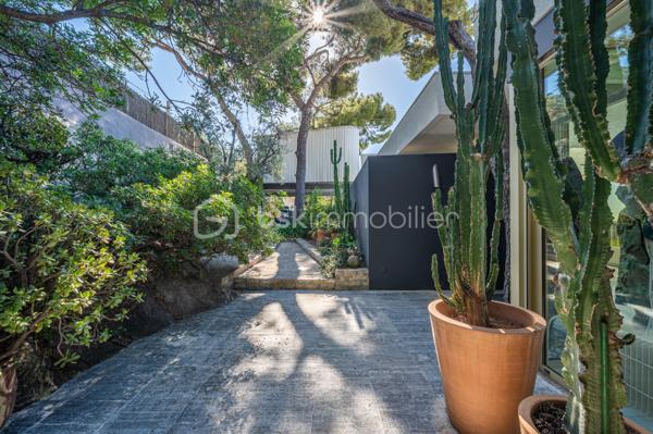 TOULON – FARON | Appartement-villa d’exception avec panorama sur la mer et la rade

Sur les hauteurs du Faron, au sein d’une copropriété de standing à l’architecture remarquable, ce bien rare occupe le dernier niveau et bénéficie d’un cadre de vie privilégié, entre mer, nature et élégance.

Véritable appartement-villa développé de plain-pied, il offre plus de 200 m² habitables sur un ensemble d’environ 1 000 m², en jouissance exclusive. Il conjugue le confort d’un appartement avec l’esprit d’une villa : volumes généreux, circulation fluide sur un seul niveau, accès privatif, extérieurs d’exception et piscine privative.

Dès l’entrée, le regard se laisse naturellement porter vers la Méditerranée. La mer, la rade de Toulon et les reliefs environnants dessinent un décor d’une rare intensité, visible depuis les espaces de réception comme depuis les extérieurs. Ici, le panorama ne se contemple pas seulement : il devient une composante essentielle de l’art de vivre offert par ce lieu unique.

Pensé autour d’un véritable art de vivre indoor-outdoor, ce bien offre une continuité rare entre intérieur et extérieur. Les espaces de réception se prolongent naturellement vers les terrasses, créant une atmosphère lumineuse, ouverte et entièrement tournée vers le panorama.

La pièce de vie, d’une superficie de plus de 75 m², constitue le cœur du bien. Ses belles proportions, sa cheminée et son ouverture direct à l’extérieur en font un espace à la fois élégant, chaleureux et convivial. La cuisine équipée s’inscrit dans le même esprit de confort et de raffinement.

L’espace nuit comprend trois chambres, dont une suite parentale avec salle de bains privative, ainsi qu’une seconde salle de bains et un bureau pouvant être aménagé en quatrième chambre. La distribution préserve l’intimité des espaces privés tout en conservant une circulation harmonieuse.

À l’extérieur, terrasses, jardin, piscine de 5 x 11 mètres, une cuisine d’été avec sanitaire, et une terrasse couverte. Ces espaces prolongent l’appartement comme une véritables pièces de vie à ciel ouvert, idéales pour recevoir, se détendre et de profiter pleinement du climat méditerranéen dans un cadre privilégié face à la mer et à l’une des plus belles rades du monde.

Un accès privatif, plusieurs emplacements de stationnement et deux caves complètent cet ensemble rare sur le marché toulonnais.

Ce bien réunit les atouts d’un appartement de standing — sécurité, dernier étage, vie de plain-pied — et le confort d’une villa, avec ses extérieurs généreux, sa piscine privative, son adresse confidentielle et l’absence de vis-à-vis.

Un bien unique sur le secteur du Faron, destiné à une clientèle recherchant un lieu de vie rare, élégant et résolument tourné vers l’art de vivre méditerranéen.

Des prestations soignées et haut de gamme complètent ce bien d’exception, avec chauffage individuel au gaz, climatisation réversible et système d’arrosage automatique, pour un confort optimal en toute saison.