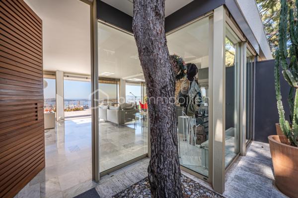 TOULON – FARON | Appartement-villa d’exception avec panorama sur la mer et la rade

Sur les hauteurs du Faron, au sein d’une copropriété de standing à l’architecture remarquable, ce bien rare occupe le dernier niveau et bénéficie d’un cadre de vie privilégié, entre mer, nature et élégance.

Véritable appartement-villa développé de plain-pied, il offre plus de 200 m² habitables sur un ensemble d’environ 1 000 m², en jouissance exclusive. Il conjugue le confort d’un appartement avec l’esprit d’une villa : volumes généreux, circulation fluide sur un seul niveau, accès privatif, extérieurs d’exception et piscine privative.

Dès l’entrée, le regard se laisse naturellement porter vers la Méditerranée. La mer, la rade de Toulon et les reliefs environnants dessinent un décor d’une rare intensité, visible depuis les espaces de réception comme depuis les extérieurs. Ici, le panorama ne se contemple pas seulement : il devient une composante essentielle de l’art de vivre offert par ce lieu unique.

Pensé autour d’un véritable art de vivre indoor-outdoor, ce bien offre une continuité rare entre intérieur et extérieur. Les espaces de réception se prolongent naturellement vers les terrasses, créant une atmosphère lumineuse, ouverte et entièrement tournée vers le panorama.

La pièce de vie, d’une superficie de plus de 75 m², constitue le cœur du bien. Ses belles proportions, sa cheminée et son ouverture direct à l’extérieur en font un espace à la fois élégant, chaleureux et convivial. La cuisine équipée s’inscrit dans le même esprit de confort et de raffinement.

L’espace nuit comprend trois chambres, dont une suite parentale avec salle de bains privative, ainsi qu’une seconde salle de bains et un bureau pouvant être aménagé en quatrième chambre. La distribution préserve l’intimité des espaces privés tout en conservant une circulation harmonieuse.

À l’extérieur, terrasses, jardin, piscine de 5 x 11 mètres, une cuisine d’été avec sanitaire, et une terrasse couverte. Ces espaces prolongent l’appartement comme une véritables pièces de vie à ciel ouvert, idéales pour recevoir, se détendre et de profiter pleinement du climat méditerranéen dans un cadre privilégié face à la mer et à l’une des plus belles rades du monde.

Un accès privatif, plusieurs emplacements de stationnement et deux caves complètent cet ensemble rare sur le marché toulonnais.

Ce bien réunit les atouts d’un appartement de standing — sécurité, dernier étage, vie de plain-pied — et le confort d’une villa, avec ses extérieurs généreux, sa piscine privative, son adresse confidentielle et l’absence de vis-à-vis.

Un bien unique sur le secteur du Faron, destiné à une clientèle recherchant un lieu de vie rare, élégant et résolument tourné vers l’art de vivre méditerranéen.

Des prestations soignées et haut de gamme complètent ce bien d’exception, avec chauffage individuel au gaz, climatisation réversible et système d’arrosage automatique, pour un confort optimal en toute saison.