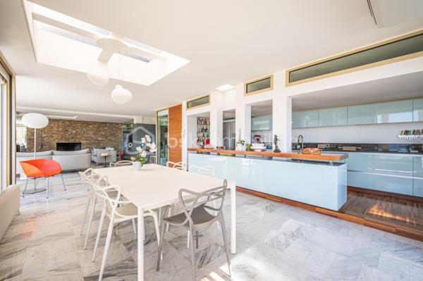 TOULON – FARON | Appartement-villa d’exception avec panorama sur la mer et la rade

Sur les hauteurs du Faron, au sein d’une copropriété de standing à l’architecture remarquable, ce bien rare occupe le dernier niveau et bénéficie d’un cadre de vie privilégié, entre mer, nature et élégance.

Véritable appartement-villa développé de plain-pied, il offre plus de 200 m² habitables sur un ensemble d’environ 1 000 m², en jouissance exclusive. Il conjugue le confort d’un appartement avec l’esprit d’une villa : volumes généreux, circulation fluide sur un seul niveau, accès privatif, extérieurs d’exception et piscine privative.

Dès l’entrée, le regard se laisse naturellement porter vers la Méditerranée. La mer, la rade de Toulon et les reliefs environnants dessinent un décor d’une rare intensité, visible depuis les espaces de réception comme depuis les extérieurs. Ici, le panorama ne se contemple pas seulement : il devient une composante essentielle de l’art de vivre offert par ce lieu unique.

Pensé autour d’un véritable art de vivre indoor-outdoor, ce bien offre une continuité rare entre intérieur et extérieur. Les espaces de réception se prolongent naturellement vers les terrasses, créant une atmosphère lumineuse, ouverte et entièrement tournée vers le panorama.

La pièce de vie, d’une superficie de plus de 75 m², constitue le cœur du bien. Ses belles proportions, sa cheminée et son ouverture direct à l’extérieur en font un espace à la fois élégant, chaleureux et convivial. La cuisine équipée s’inscrit dans le même esprit de confort et de raffinement.

L’espace nuit comprend trois chambres, dont une suite parentale avec salle de bains privative, ainsi qu’une seconde salle de bains et un bureau pouvant être aménagé en quatrième chambre. La distribution préserve l’intimité des espaces privés tout en conservant une circulation harmonieuse.

À l’extérieur, terrasses, jardin, piscine de 5 x 11 mètres, une cuisine d’été avec sanitaire, et une terrasse couverte. Ces espaces prolongent l’appartement comme une véritables pièces de vie à ciel ouvert, idéales pour recevoir, se détendre et de profiter pleinement du climat méditerranéen dans un cadre privilégié face à la mer et à l’une des plus belles rades du monde.

Un accès privatif, plusieurs emplacements de stationnement et deux caves complètent cet ensemble rare sur le marché toulonnais.

Ce bien réunit les atouts d’un appartement de standing — sécurité, dernier étage, vie de plain-pied — et le confort d’une villa, avec ses extérieurs généreux, sa piscine privative, son adresse confidentielle et l’absence de vis-à-vis.

Un bien unique sur le secteur du Faron, destiné à une clientèle recherchant un lieu de vie rare, élégant et résolument tourné vers l’art de vivre méditerranéen.

Des prestations soignées et haut de gamme complètent ce bien d’exception, avec chauffage individuel au gaz, climatisation réversible et système d’arrosage automatique, pour un confort optimal en toute saison.