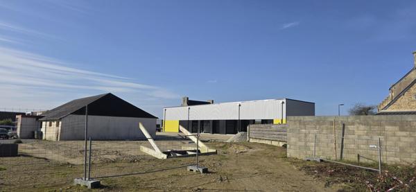 LOCAL COMMERCIAL INDEPENDANT DE 336 M2 EN ZONE COMMERCIALE DYNAMIQUE