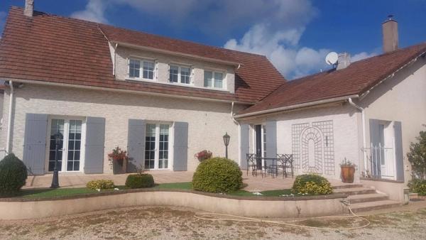 Vente immobilière : Maison de ville à Nueil-les-Aubiers  10 pièces 190 m² 273 000 €- GONORD IMMOBILIER.