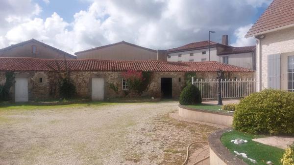 Vente immobilière : Maison de ville à Nueil-les-Aubiers  10 pièces 190 m² 273 000 €- GONORD IMMOBILIER.