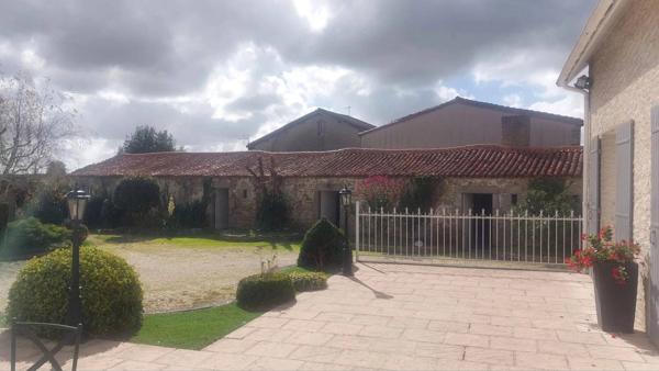 Vente immobilière : Maison de ville à Nueil-les-Aubiers  10 pièces 190 m² 273 000 €- GONORD IMMOBILIER.