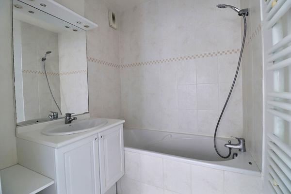 Coup de Coeur! Appartement 2 pièces 44 m2 au sol- Centre Bourg -Saint Sébastien sur Loire - Dernier étage