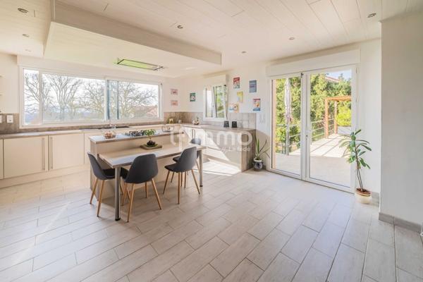 Maison Familiale, dotée d'une superbe vue, à la campagne.