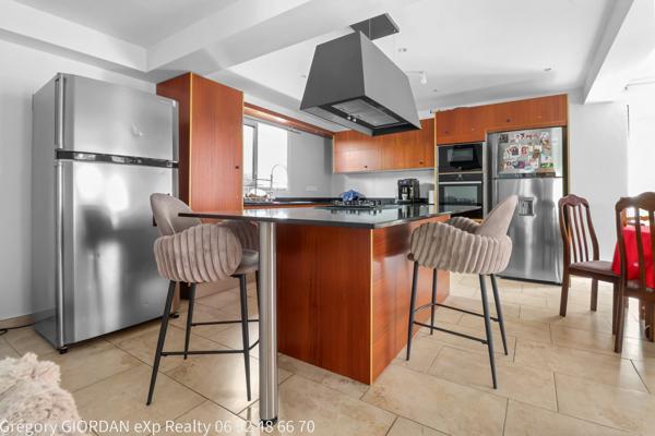 Maison rénovée 220m2 sur deux niveaux avec piscine