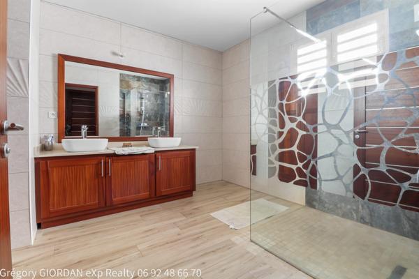 Maison rénovée 220m2 sur deux niveaux avec piscine