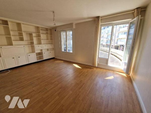 A vendre à Quimper , au Centre ville, un appartement de type 3 de 57 m². Situé au premier étage...