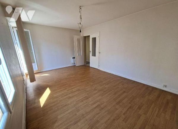 A vendre à Quimper , au Centre ville, un appartement de type 3 de 57 m². Situé au premier étage...