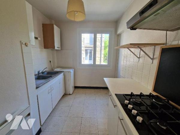 A vendre à Quimper , au Centre ville, un appartement de type 3 de 57 m². Situé au premier étage...