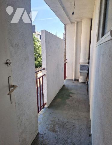 A vendre à Quimper , au Centre ville, un appartement de type 3 de 57 m². Situé au premier étage...