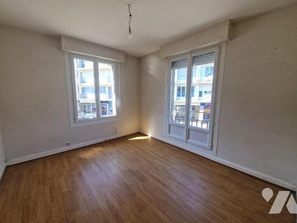 A vendre à Quimper , au Centre ville, un appartement de type 3 de 57 m². Situé au premier étage...