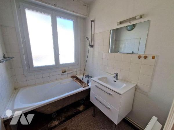 A vendre à Quimper , au Centre ville, un appartement de type 3 de 57 m². Situé au premier étage...