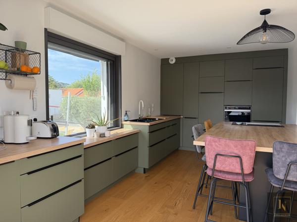Maison
                                                                                                                                                                                                                                                                                                                        8 pièce(s)                                                                                                                                                                                                          5 chambre(s)                                                                                                                                                                                                          195  m²
