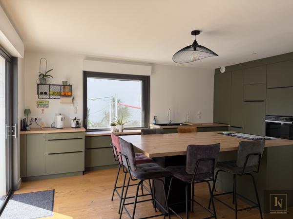 Maison
                                                                                                                                                                                                                                                                                                                        8 pièce(s)                                                                                                                                                                                                          5 chambre(s)                                                                                                                                                                                                          195  m²