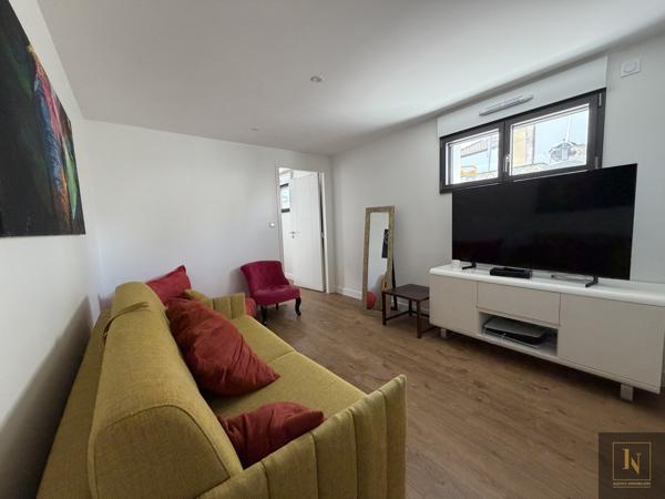 Maison
                                                                                                                                                                                                                                                                                                                        8 pièce(s)                                                                                                                                                                                                          5 chambre(s)                                                                                                                                                                                                          195  m²