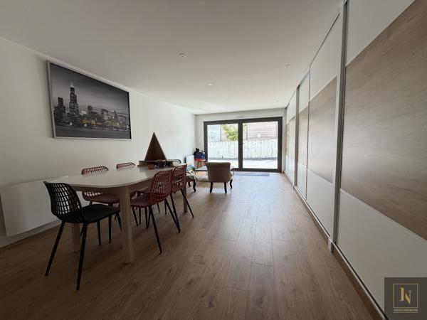 Maison
                                                                                                                                                                                                                                                                                                                        8 pièce(s)                                                                                                                                                                                                          5 chambre(s)                                                                                                                                                                                                          195  m²
