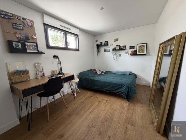 Maison
                                                                                                                                                                                                                                                                                                                        8 pièce(s)                                                                                                                                                                                                          5 chambre(s)                                                                                                                                                                                                          195  m²