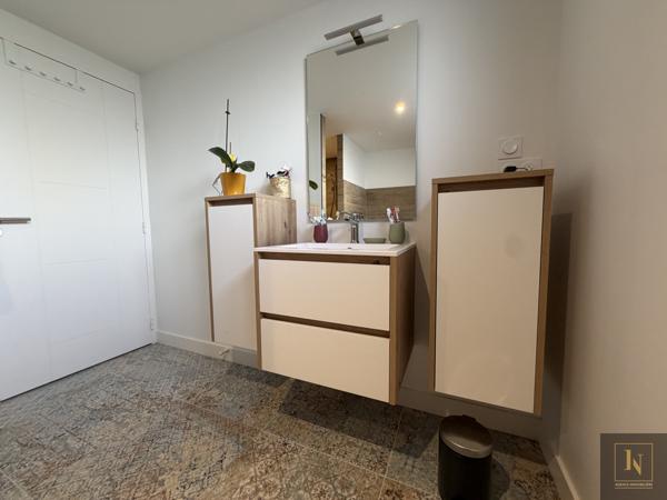 Maison
                                                                                                                                                                                                                                                                                                                        8 pièce(s)                                                                                                                                                                                                          5 chambre(s)                                                                                                                                                                                                          195  m²