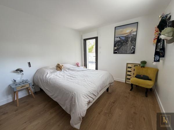 Maison
                                                                                                                                                                                                                                                                                                                        8 pièce(s)                                                                                                                                                                                                          5 chambre(s)                                                                                                                                                                                                          195  m²