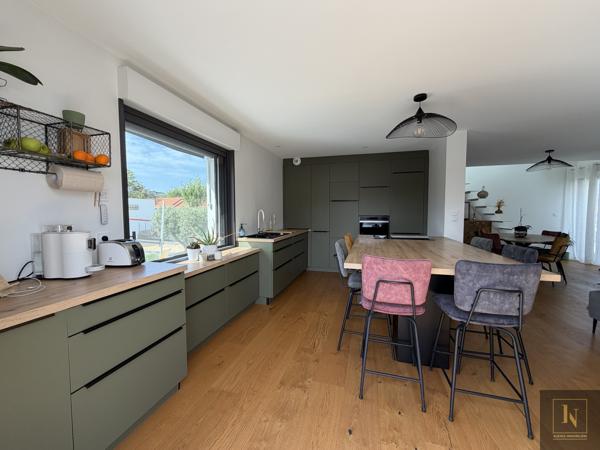 Maison
                                                                                                                                                                                                                                                                                                                        8 pièce(s)                                                                                                                                                                                                          5 chambre(s)                                                                                                                                                                                                          195  m²