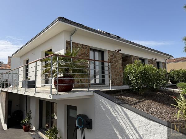 Maison
                                                                                                                                                                                                                                                                                                                        8 pièce(s)                                                                                                                                                                                                          5 chambre(s)                                                                                                                                                                                                          195  m²
