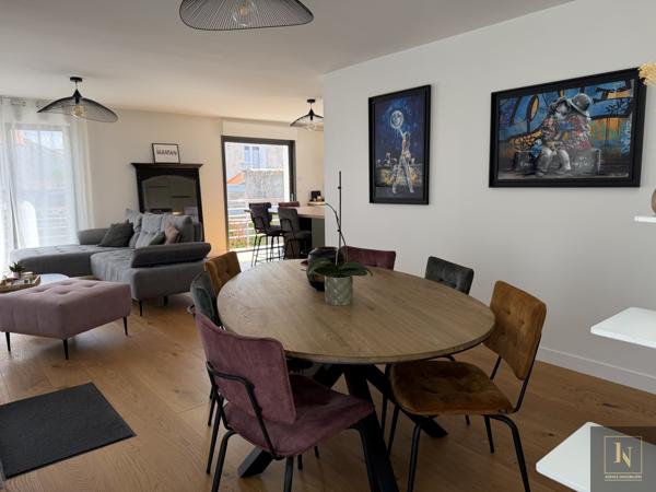 Maison
                                                                                                                                                                                                                                                                                                                        8 pièce(s)                                                                                                                                                                                                          5 chambre(s)                                                                                                                                                                                                          195  m²
