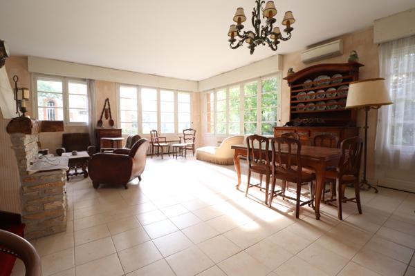 ROYAN - QUARTIER DU PARC - 50 m PLAGE et 250 m COMMERCES - MAISON DE 180 m² habitables A RENOVER
