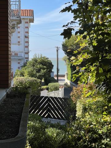 ROYAN - QUARTIER DU PARC - 50 m PLAGE et 250 m COMMERCES - MAISON DE 180 m² habitables A RENOVER