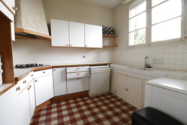 ROYAN - QUARTIER DU PARC - 50 m PLAGE et 250 m COMMERCES - MAISON DE 180 m² habitables A RENOVER