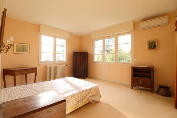 ROYAN - QUARTIER DU PARC - 50 m PLAGE et 250 m COMMERCES - MAISON DE 180 m² habitables A RENOVER