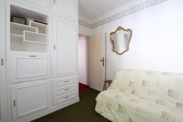 ROYAN - QUARTIER DU PARC - 50 m PLAGE et 250 m COMMERCES - MAISON DE 180 m² habitables A RENOVER