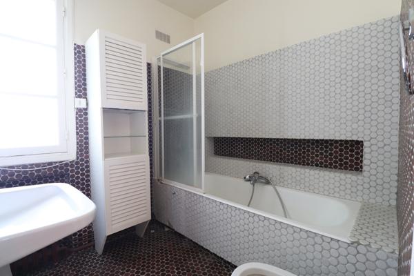 ROYAN - QUARTIER DU PARC - 50 m PLAGE et 250 m COMMERCES - MAISON DE 180 m² habitables A RENOVER