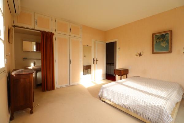 ROYAN - QUARTIER DU PARC - 50 m PLAGE et 250 m COMMERCES - MAISON DE 180 m² habitables A RENOVER