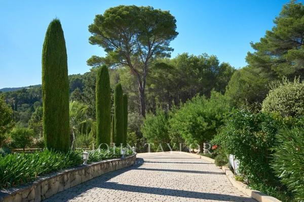 Charmante villa provençale de plain-pied avec belle vue dégagée