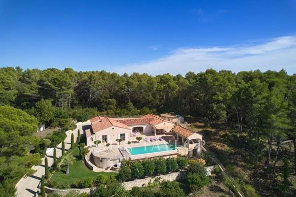 Charmante villa provençale de plain-pied avec belle vue dégagée