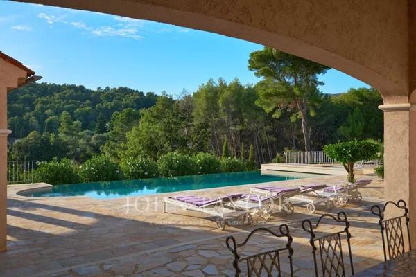 Charmante villa provençale de plain-pied avec belle vue dégagée