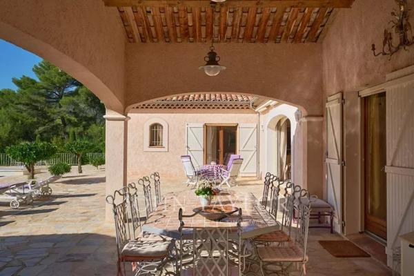 Charmante villa provençale de plain-pied avec belle vue dégagée