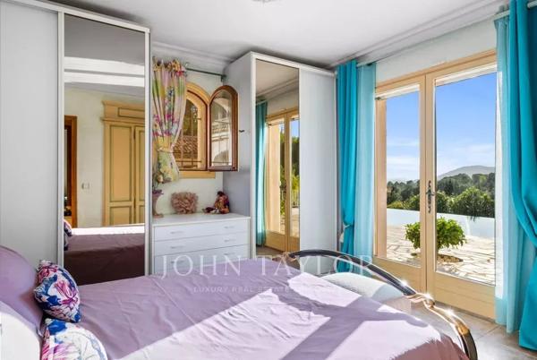 Charmante villa provençale de plain-pied avec belle vue dégagée
