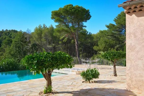 Charmante villa provençale de plain-pied avec belle vue dégagée